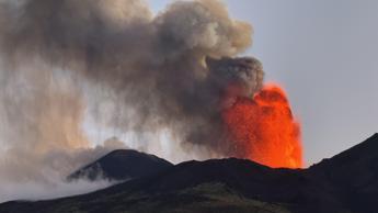 Etna, nube vulcanica altissima da cratere Voragine: cenere in direzione sudest