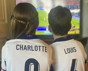 Euro 2024 e la foto-omaggio dei principi di Galles con Charlotte e Louis incollati alla tv