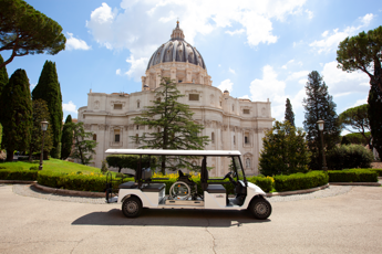 Exelentia consegna in Vaticano prima navetta elettrica 8 posti per mobilità ridotta