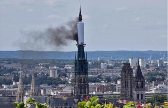 Francia, vasto incendio nella cattedrale di Rouen