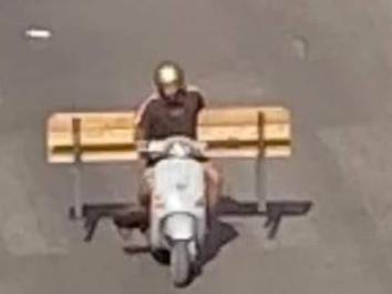 Palermo. Ruba panchina e la carica sullo scooter, appello assessore