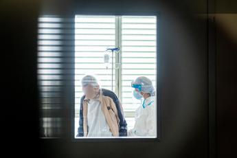 Niente tirocinio infermieristico senza vaccino covid, protesta studenti a Lecce