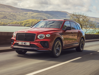 Nuova Bentley Bentayga MY 2024: quattro ruote sterzanti e tanta connettività