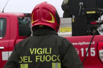 Oristano, schianto tra auto e 4 moto poi l’incendio: almeno 3 morti