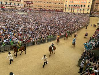 Palio di Siena, oggi secondo tentativo: ieri corsa annullata per pioggia