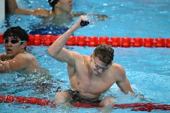 Parigi 2024, Marchand doppio oro e Pan record: il nuoto accende le superstar