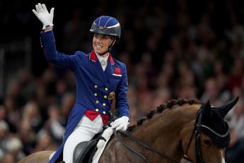 Parigi 2024, stella del dressage rinuncia alle Olimpiadi: ha ‘picchiato’ un cavallo