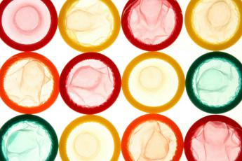 Sesso, meno di 1 giovane su 2 usa condom