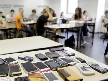 Stop a cellulari in classe, la circolare di Valditara