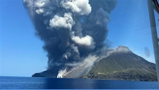 Stromboli. Nuova eruzione, flusso di lava in mare