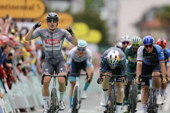 Tour de France, Philipsen vince tappa 13: Pogacar sempre in giallo