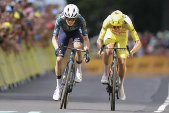 Tour de France, Vingegaard vince 11esima tappa in volata su Pogacar