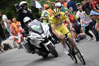 Tour de France, oggi tappa 15 con salite per Pogacar: orario e diretta tv