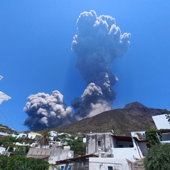 Vulcano Stromboli, nuova esplosione: sull’isola una nube e cenere