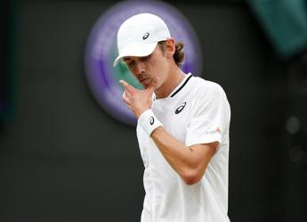 Wimbledon, De Minaur si ritira per infortunio: Djokovic in semifinale senza giocare