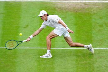 Wimbledon, De Minaur vittoria e infortunio: match point fatale – Video