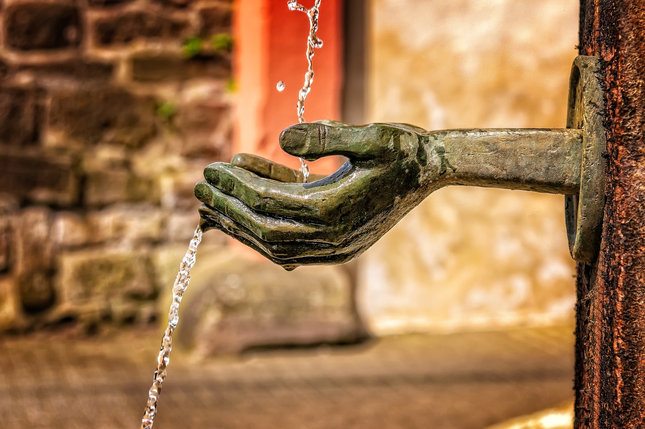 Caltanissetta arida. Le mani tese dei cittadini a elemosinare gocce d’acqua diventano voce di coraggio