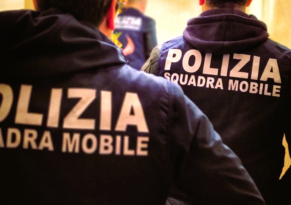 Caltanissetta. Due arresti della Squadra Mobile: uno per maltrattamenti in famiglia, l’altro per rapina e furto