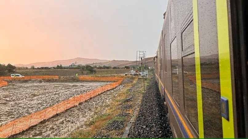 Treno esce da binari per frana: tecnici delle Ferrovie al lavoro per ripristinare la linea Roccapalumba-  Caltanissetta