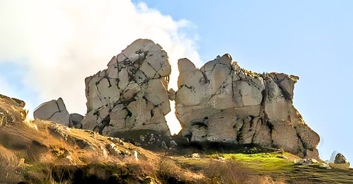 Villalba, Alba sonora alla “Roccia Amorosa” domani  10 agosto