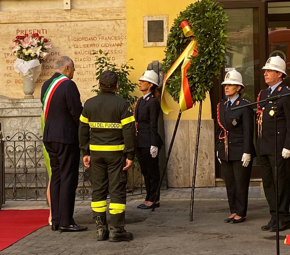 Vigile del fuoco morto per spegnere un incendio, ricordato a Palermo