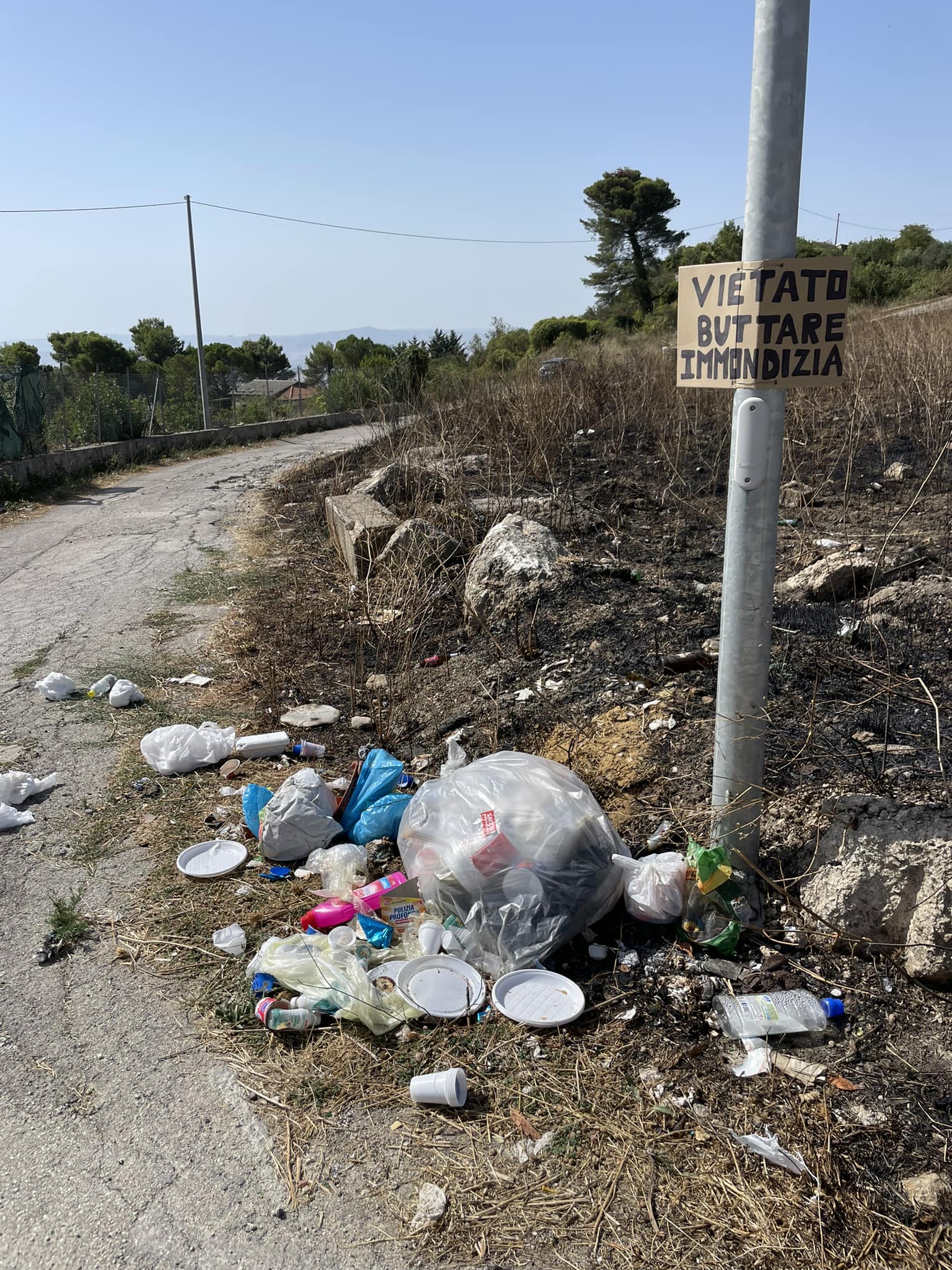 Mussomeli, abbandono  rifiuti fuori del centro urbano. Assessore Spoto: “potenzieremo attività di controllo”