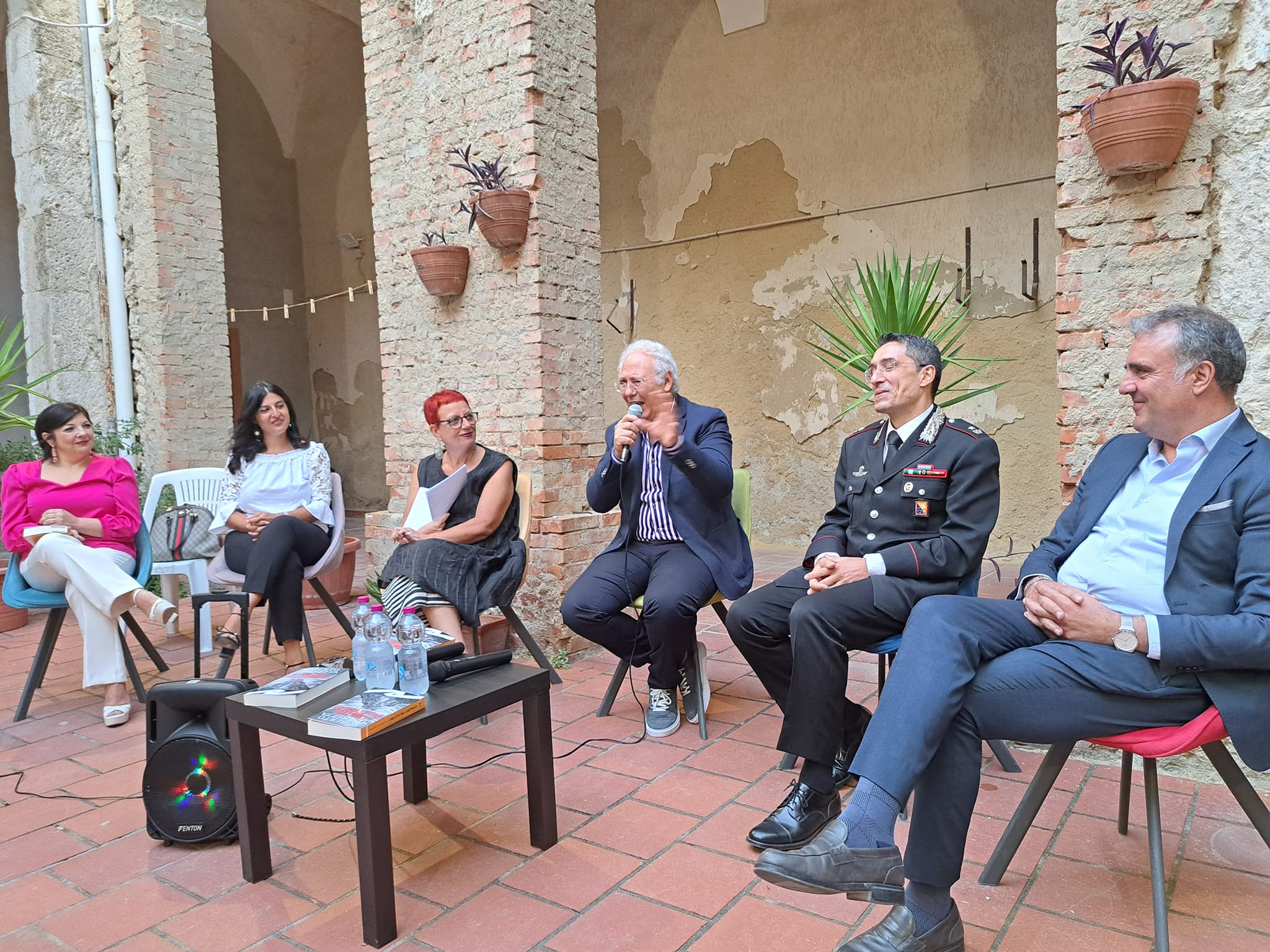 Al Chiostro Monti di Mussomeli; in tanti alla presentazione libro “I delitti del castello” di Roberto Mistretta