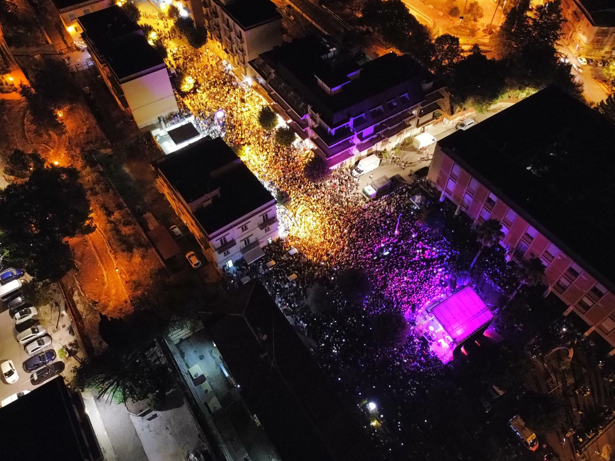 San Cataldo. Gran successo per il concerto degli Zero Assoluto in piazza Papa Giovanni XXIII