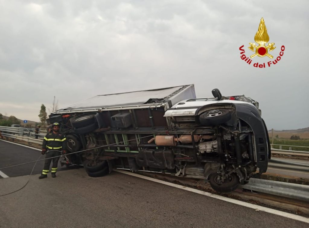 Incidenti stradali. Camion in bilico su un cavalcavia della A19, salvo l’autista