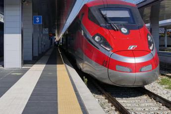 Caos Alta Velocità, incendio e guasto sui binari: treni in ritardo di oltre un’ora