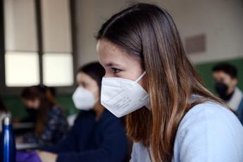 Covid, ripristinare l’uso della mascherina durante le visite: “Buona precauzione”