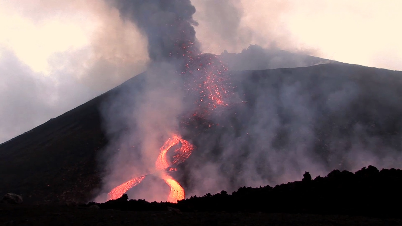 Sull’Etna spettacolare fase parossistica dal cratere Voragine: fontana di lava e nube alta 10 km