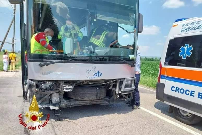 Bus esce di strada, morta una donna. L’autista incastrato estratto dai Vigili del Fuoco dopo 4 ore