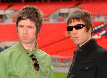 Gli Oasis ritornano: le date della reunion dei fratelli Gallagher dopo 15 anni