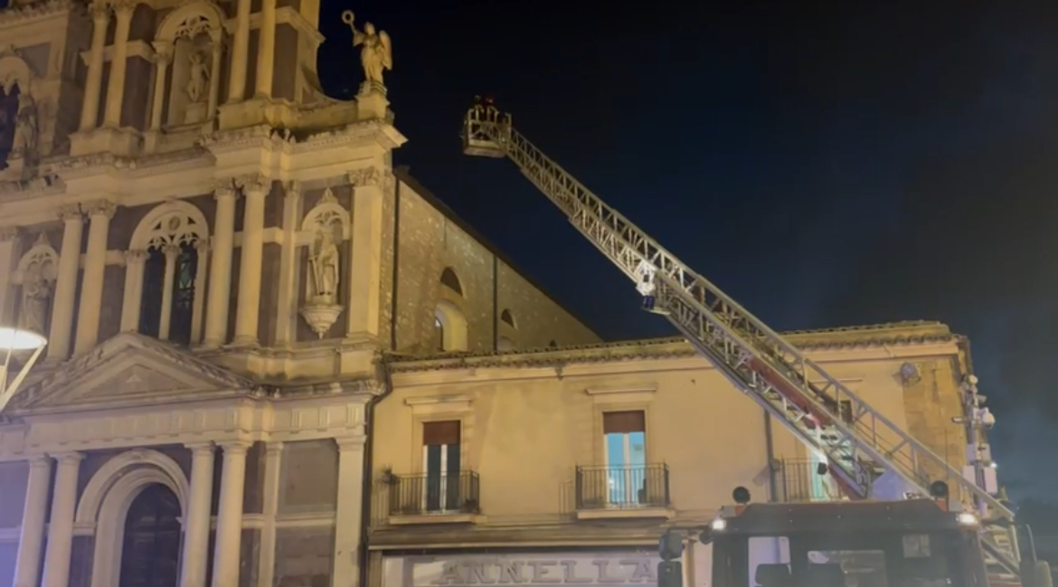 Caltanissetta. Cadono calcinacci dalla Chiesa di San Sebastiano in piazza Garibaldi: intervento dei Vigili del Fuoco