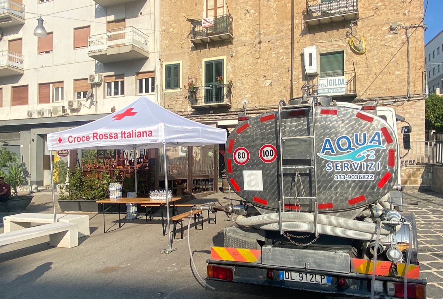 Caltanissetta, in funzione il servizio autobotte nei quartieri. L’assessore Aiello: “Soluzioni provvisorie per alleviare i disagi ai cittadini”