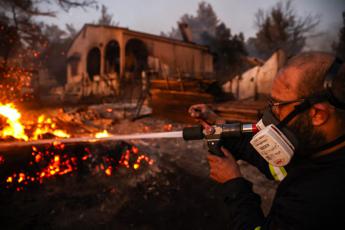 Incendi Atene, morta una donna: migliaia gli evacuati