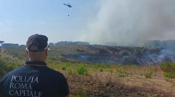 Incendio a Roma Ovest, fumo e cenere fino al centro a causa del forte vento