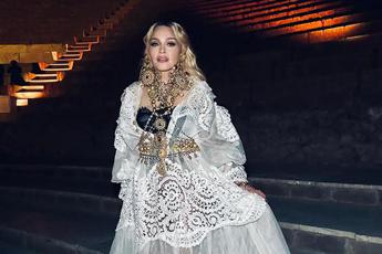 Madonna visita gli scavi di Pompei e finanzia il progetto per ragazzi ‘Sogno di volare’