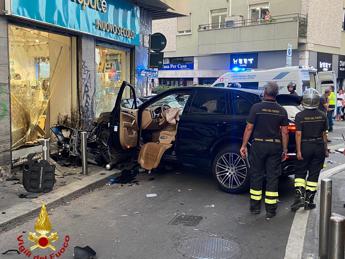 Milano, suv si schianta contro la vetrina di un negozio: due feriti gravi