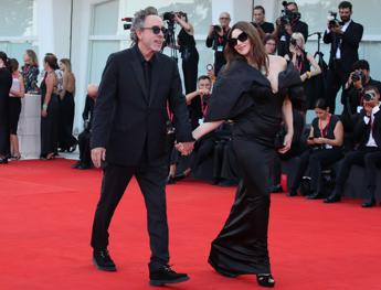 Mostra Venezia, ecco Beetlejuice: il red carpet gothic con Tim Burton e Monica Bellucci