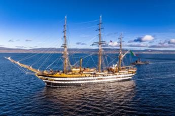 Nave scuola ‘Amerigo Vespucci’ per la prima volta sosterà al porto di Tokio