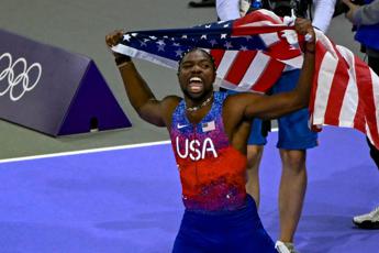 Noah Lyles, messaggio dopo oro 100 metri: “Io campione con asma e depressione”