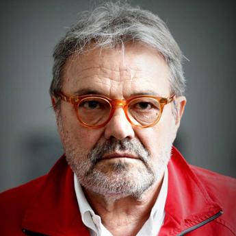 Oliviero Toscani malato, cos’è l’amiloidosi: sintomi, rischi