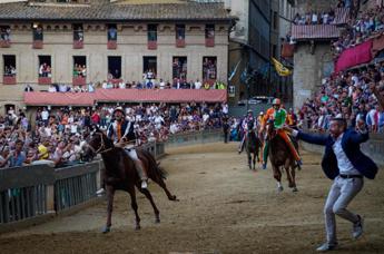 Palio di Siena 17 agosto, Lupa vince e si aggiudica il Drappellone dell’Assunta