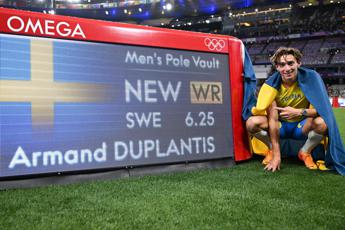 Parigi 2024, Duplantis oro e record del mondo nell’asta