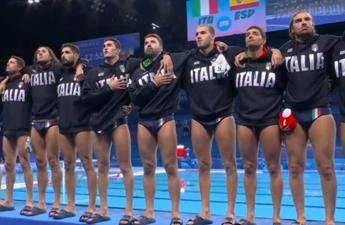 Parigi 2024, Italia-Spagna: la protesta del Settebello prima del match