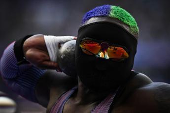 Parigi 2024, atleta mascherata a caccia dell’oro: chi è Raven Saunders