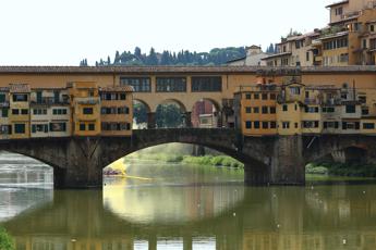 Scrivono i loro nomi su Ponte Vecchio, maxi multa per due turisti a Firenze