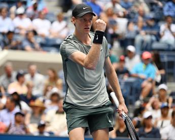 Sinner agli ottavi US Open, O’Connell battuto in 3 set